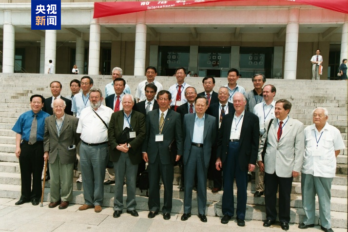 从西南联大到清华园：杨振宁如何以百年风骨，扛过骂名与质疑？